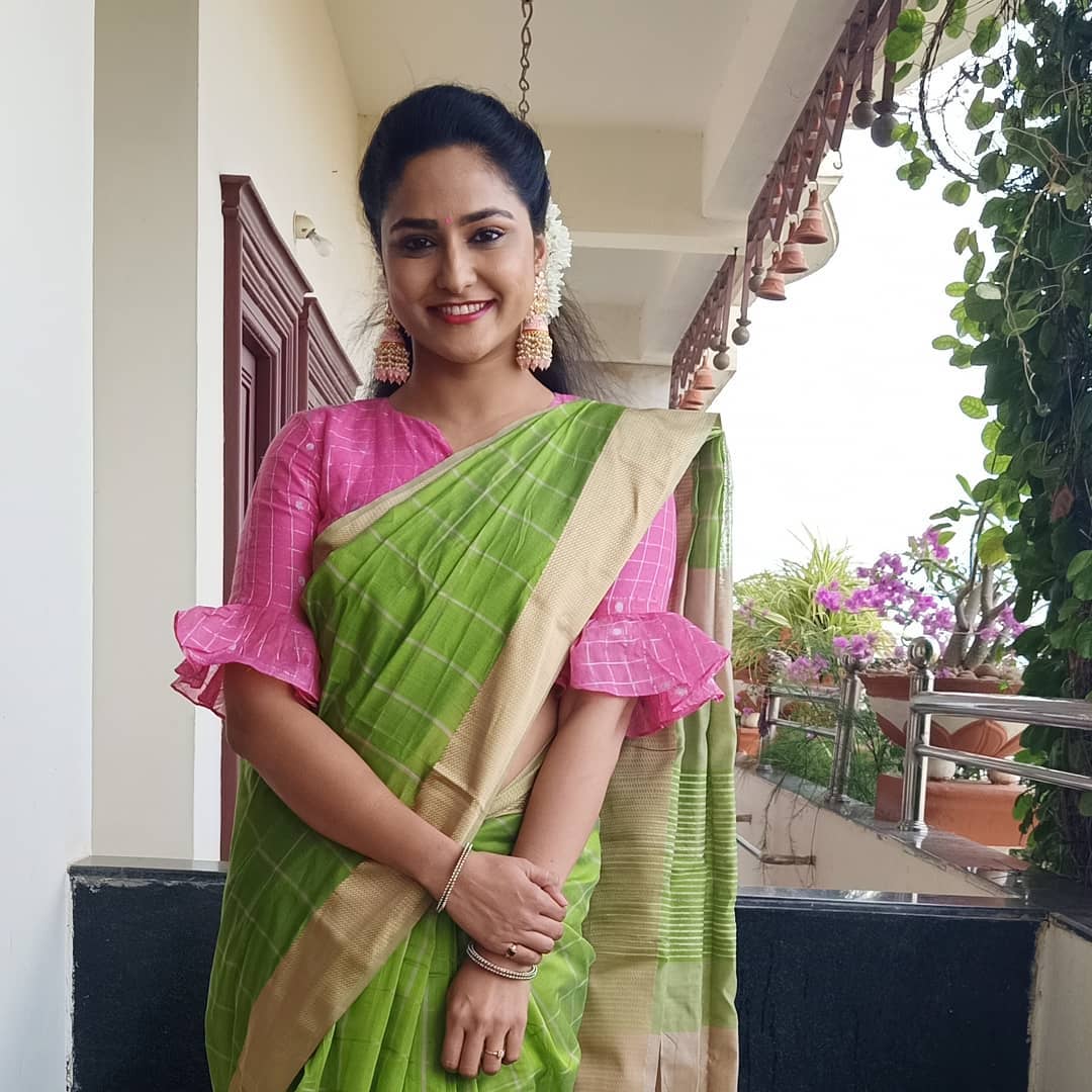 Zee Telugu Tv Anchor Kasi Annapurna In Green Saree Blouse